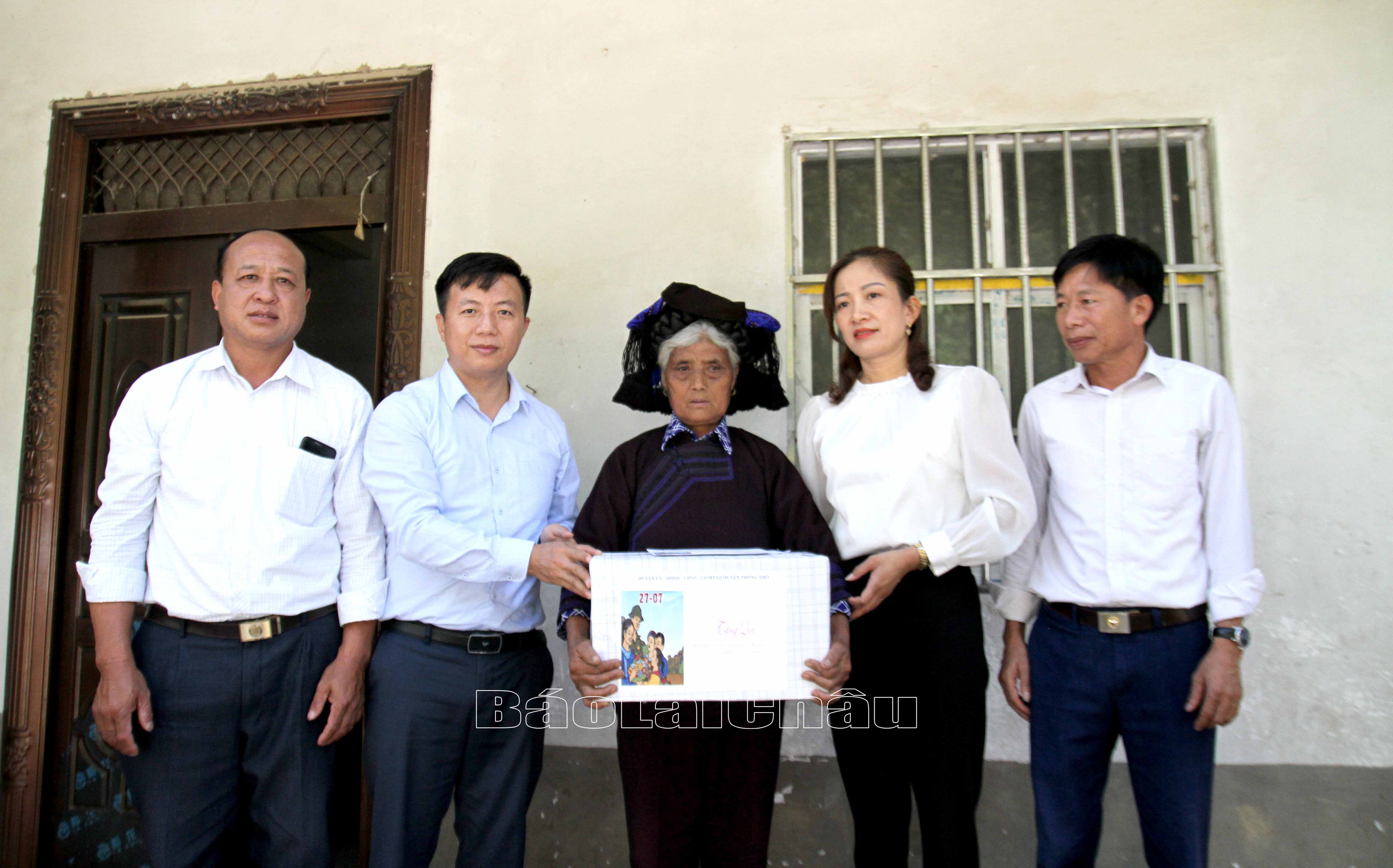 Nhân dịp này, lãnh đạo Huyện ủy, UBND huyện Phong Thổ tặng quà của Chủ tịch nước, của huyện cho bà Lù A Na (thân nhân liệt sỹ) tại bản Xín Chải, xã Sì Lở Lầu.